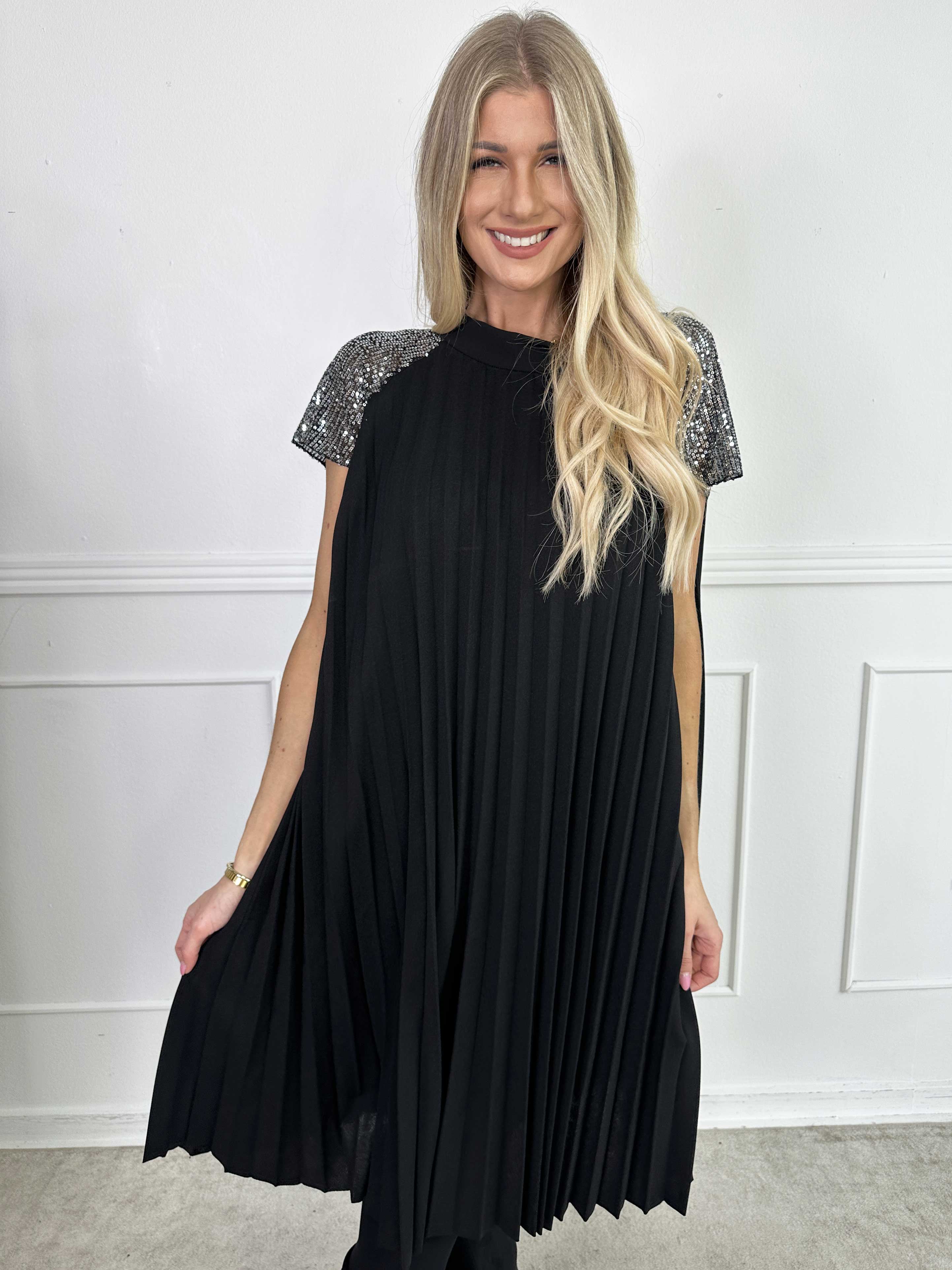 Electra - Plisseret kjole med A-facon og pailletærmer